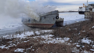 Под Астраханью горел теплоход из-за неосторожного обращения с огнём