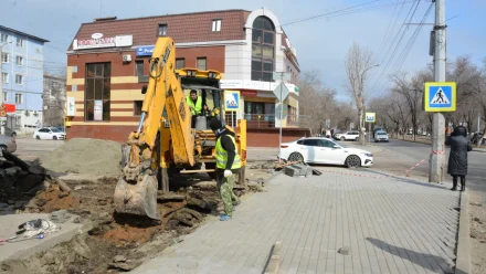 В Астрахани начали ремонтировать остановки