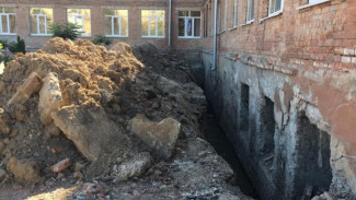 В Астрахани ремонт школы возобновился благодаря бдительным горожанам