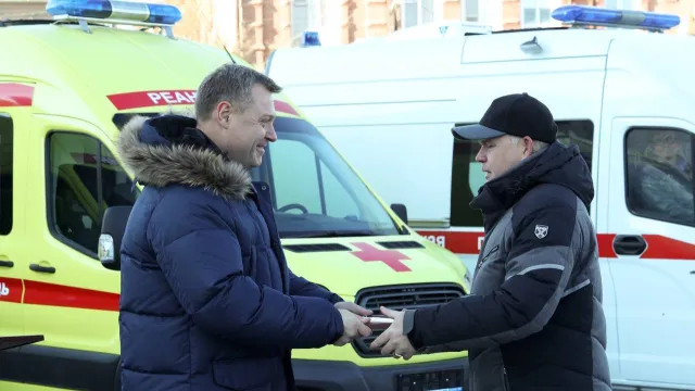 Глава Астраханской области поздравил работников скорой медпомощи