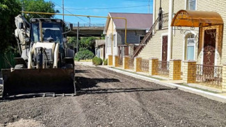 В Астрахани грунтовые дороги подсыпают инертными материалами 