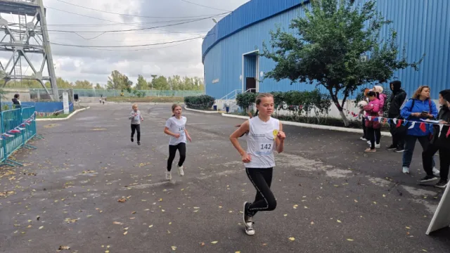 В Астрахани сотни спортсменов приняли участие в легкоатлетическом кроссе