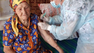 В Астраханской области 91-летний ветеран привился от коронавируса 