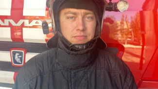 В Астрахани пожарный спас мужчину из горящего здания