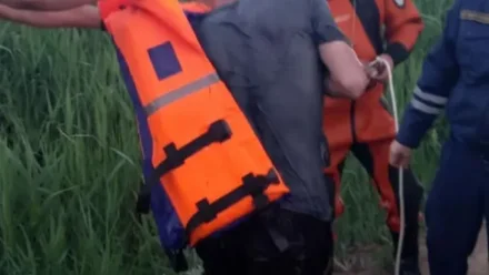 В Астрахани спасли мужчину, тонущего в ерике Казачий