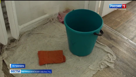 Астраханцы уже несколько дней спасают свои квартиры от воды