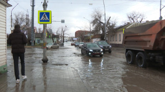 Улицы затопило талыми водами в Астрахани