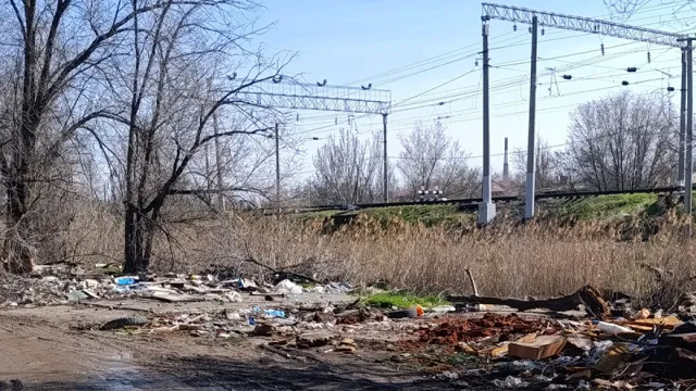 В Астрахани выявили более 15 незаконных переходов через ж/д пути