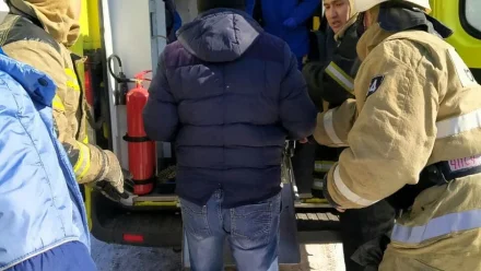 На реке Царев в Астрахани спасли мужчину, который провалился под лёд