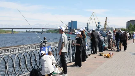 На набережной реки Волги в Астрахани стартовал фестиваль «Вобла-2025»