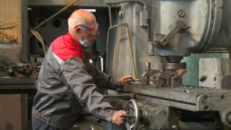 Астраханец более полувека посвятил тепловозоремонтному заводу