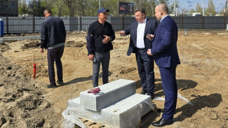 Глава Астрахани проинспектировал работы по установке стелы