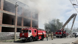 В Астрахани загорелась кровля долгостроя на улице Куликова