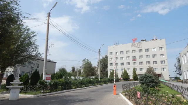 В Астрахани около Кировской больницы тушат загоревшийся камыш