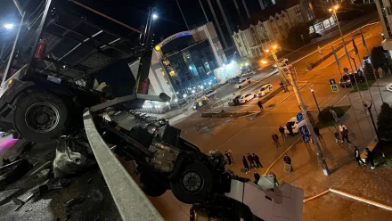 В Астрахани фура повисла на Новом мосту: подробности