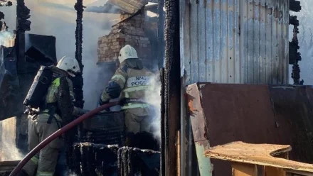 В Астрахани при пожаре в садовом доме погиб 46-летний мужчина