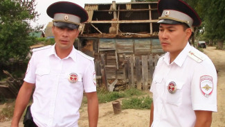 Под Астраханью при пожаре в доме полицейские спасли 2-х людей