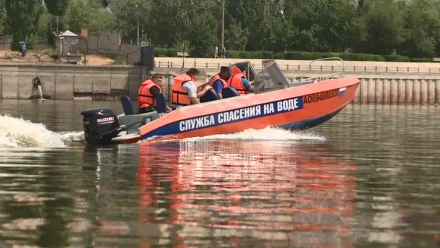 Астраханские спасатели патрулируют пляжи и остерегают от опасности
