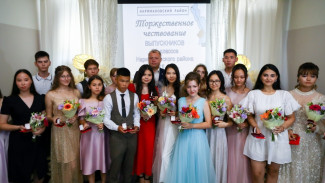 Игорь Бабушкин вручил награды 97 наримановским выпускникам, отличившимся в учёбе