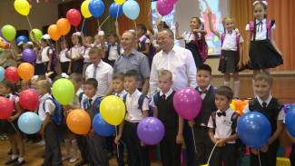 Игорь Мартынов вручил камызякским школьникам портфели с канцтоварами