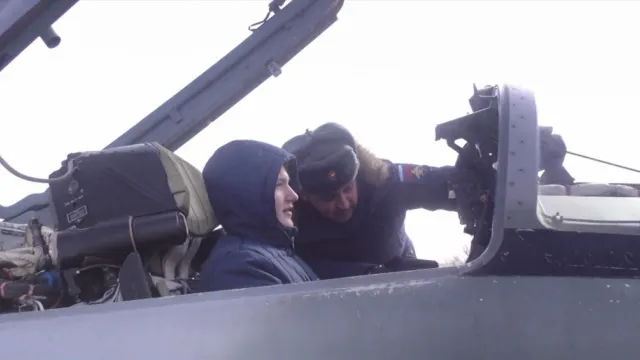 В Астрахани для трудных подростков организовали экскурсию на аэродром