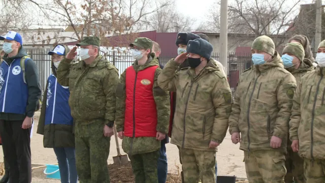 Сотрудники астраханского управления Росгвардии приняли участие в акции “Сад памяти”