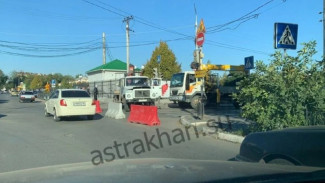 В Астрахани по улице Коммунистической ограничили движение