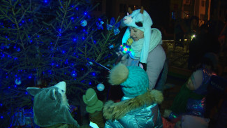 Астраханцы организовали новогодний праздник в дворе своего дома