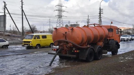 В Астрахани коммунальщики продолжают круглосуточно устранять последствия непогоды