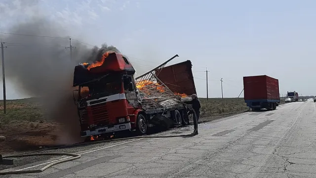В Астраханской области на трассе сгорел грузовик с лотками для яиц