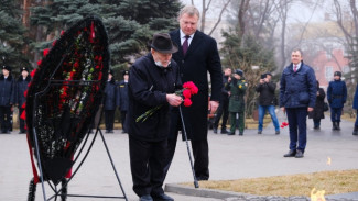 В Астрахани в День защитника Отечества возложили венки к Вечному Огню