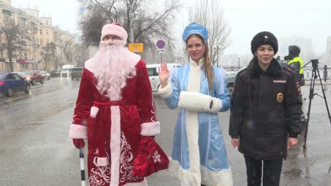 В Астрахани проходит традиционная акция «Полицейский Дед Мороз»