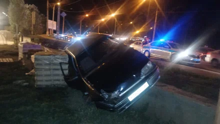 В Астрахани перевернулся автомобиль на спуске с путепровода