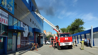 В Астрахани в торговом центре «Айсберг» ликвидируют пожар