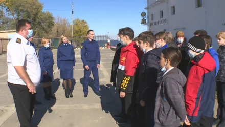 Юным астраханцам провели экскурсию на знаменитом ледоколе "Капитан Чечкин"