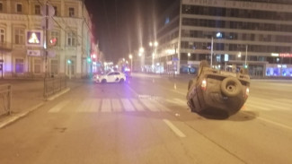 При опрокидывании машины в центре Астрахани пострадали 2 человека