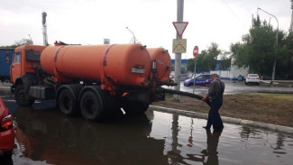 В Астрахани коммунальные службы устраняют последствия ливня