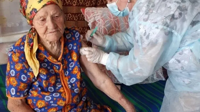 В Астраханской области 91-летний ветеран привился от коронавируса