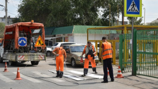 Рядом со школами и детсадами Астрахани обновляют дорожную разметку