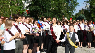 В школах Астраханской области для выпускников проводятся последние звонки