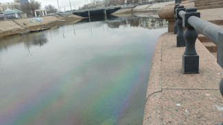 В Астрахани в акватории Волги обнаружили радужно-маслянистую плёнку