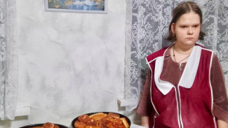 Школьница из Астраханской области делает выпечку для бойцов СВО