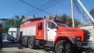 В Астрахани на улице Московской горит жилой дом