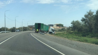 Под Астраханью грузовик с автомобилями вылетел в кювет