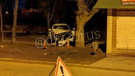 В Астрахани 32-летний водитель пострадал после наезда на дерево 