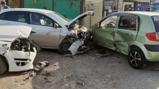 В Астраханской области “Лада” врезалась в припаркованные авто, пострадало 3 человека