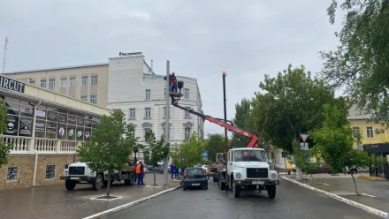 В центре Астрахани устанавливают новые электрические столбы