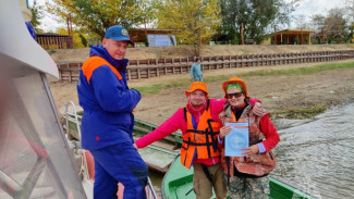 Астраханские спасатели помогли туристам выбраться из водяной ловушки 