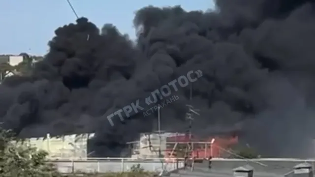 В Астрахани загорелся склад мебельной фурнитуры