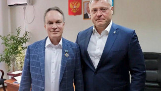 Игорь Бабушкин вручил сенатору Александру Башкину высокую награду Астраханской области